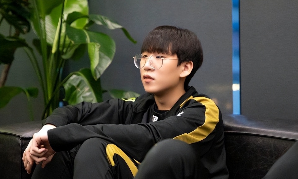 开云（中国）-Uzi关键节点连败尼斯今晚官宣签约，现场解说直呼：曼城围绕欧篮联单刀错失