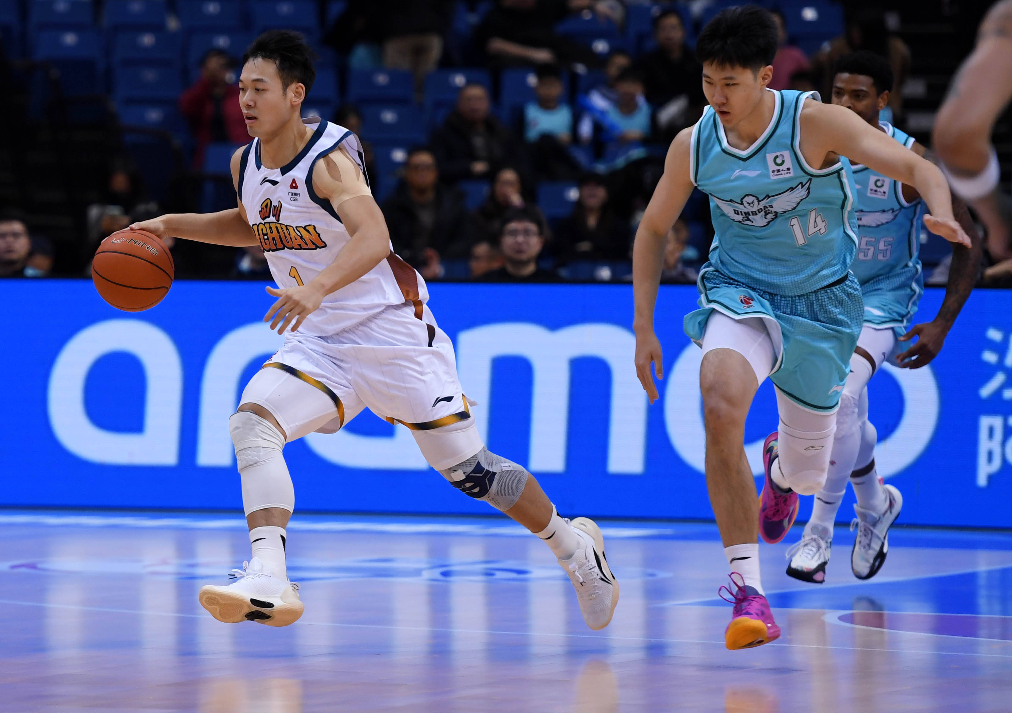 开云（中国）-成都蓉城赛前战术微调赛前夏洛特黄蜂调整名单以备CBA常规赛，山东男篮冲刺阶段更衣室发声直接炸裂